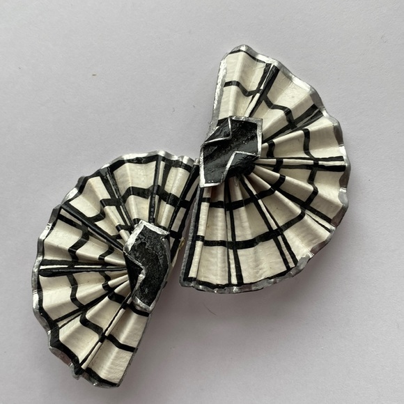 Women’s Earrings - Picture 1 of 2